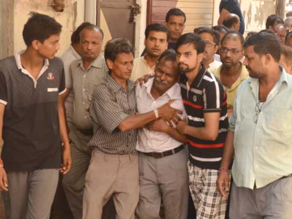 सदमे में सुमित के परिजन