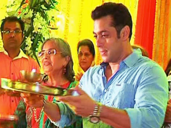 बहन अर्पिता के घर