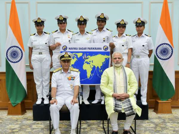 सागर परिक्रमा करनेवाली टीम से मिले पीएम मोदी