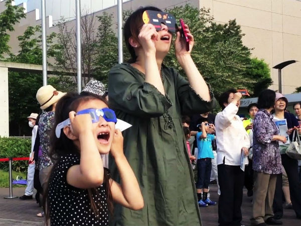  ग्रहण देखने के लिए खास चश्मा