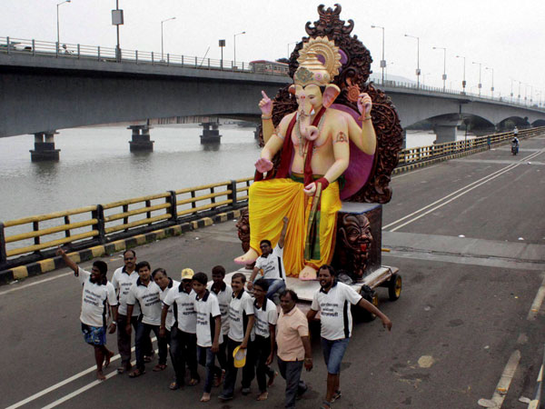 गजमुखबालक को अपने हृदय से लगा लिया गजमुखबालक को अपने हृदय से लगा लिया