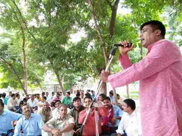 प्राथमिक शिक्षक संघ के बैनर तले हुआ प्रदर्शन