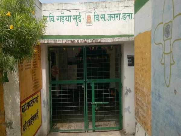 सामूहिक अवकाश लेकर किया प्रदर्शन