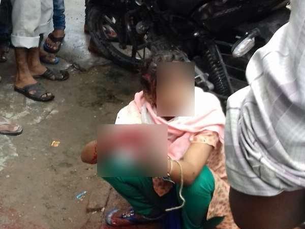 लोगों ने दिए नेत्रहीन मां को पैसे