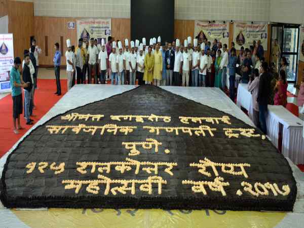 ये सामग्री पड़ी केक में