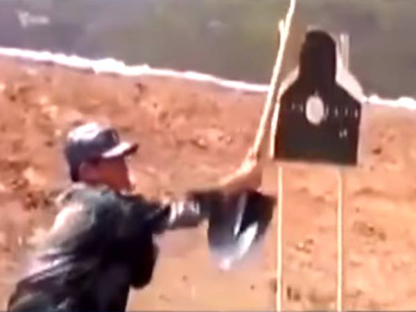  कीचड़ में गिरता दिखा चीनी सैनिक