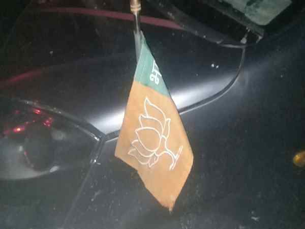 कनपटी पर लगाया तमंचा