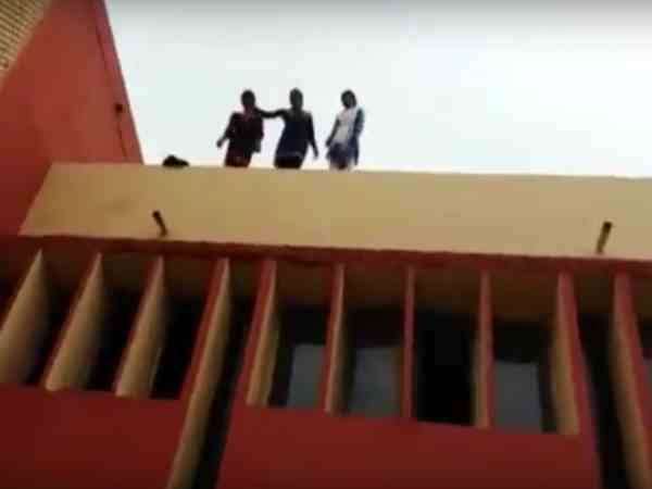 छात्रों ने जाम कर दी सड़कें