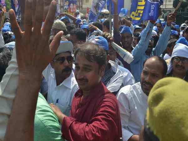 अनुशासनहीनता का आरोप