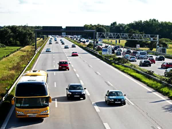  हाईवे पर कार रोकना अपराध