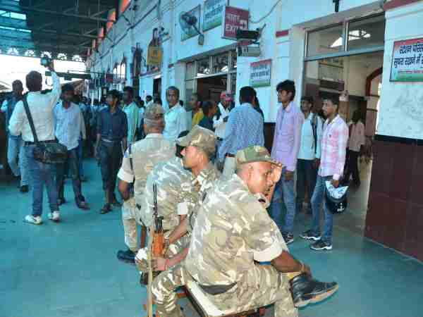 सहारनपुर में रोकी गई ट्रेन