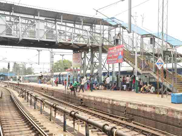पैरा मिलिट्री के हवाले स्टेशन