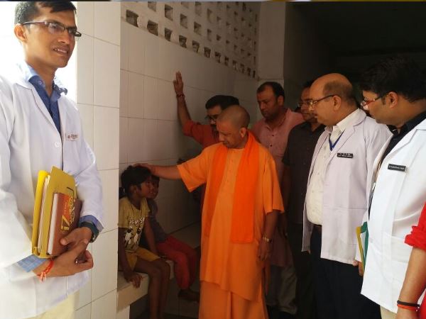 सीएम ने मरीजों का हालचाल पूछा