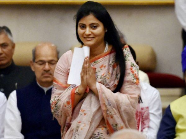 महिला प्रधान पतियों के साथ पहुंची फिल्म देखने
