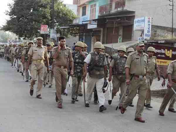 पुलिसकर्मी घटनास्थल पर पहुंचे