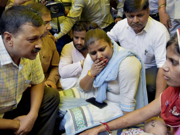  खुद पानी भरी सड़कों पर पैदल चलें केजरीवाल