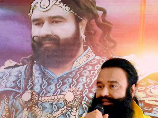 गांववालों को समझाने में लगे बाबा के भक्त