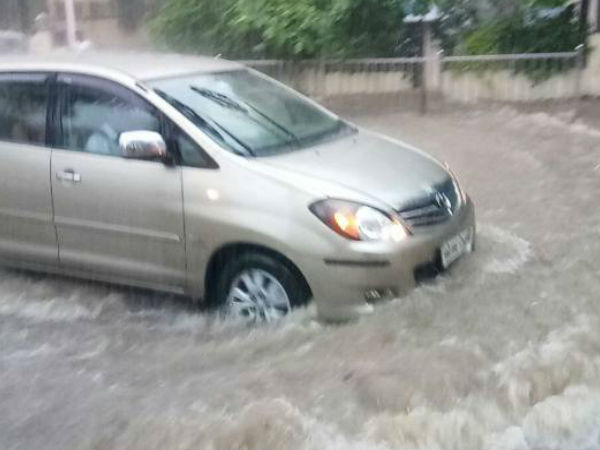  शाहरुख के दफ्तर में घुसा पानी