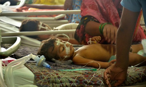 अगस्त महीने में अब तक 290 बच्चों की मौत हो चुकी है।