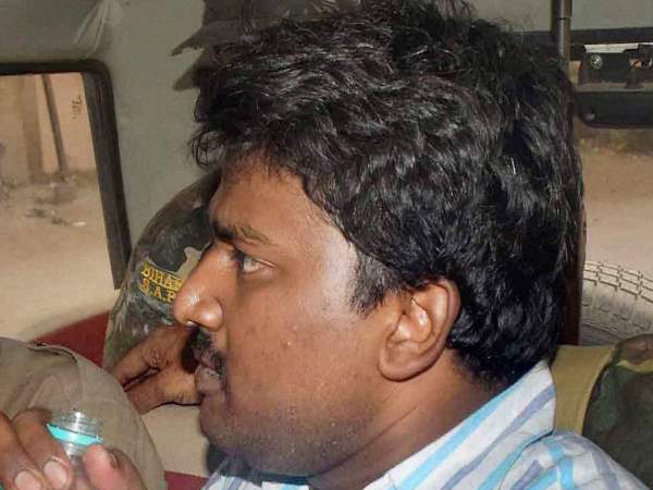 हथियारों के बेहद शौक़ीन है रॉकी