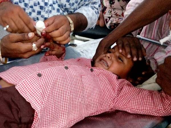 बच्चे पर टीचर ने किया लोहे के स्केल से हमला