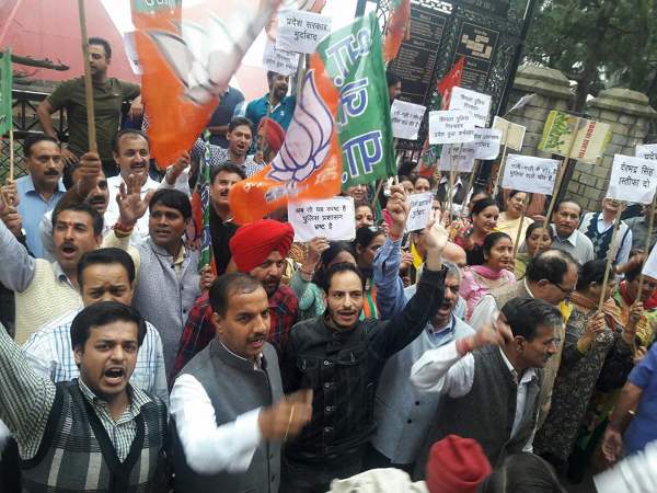 सरकार की बर्खास्तगी की मांग