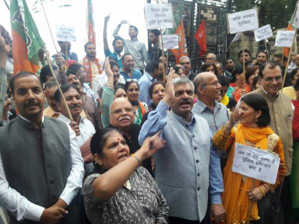 लोगों के गुस्से के चलते पुलिस सतर्क