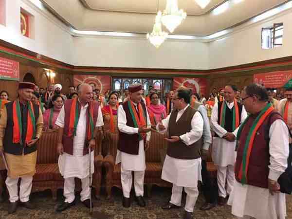 गुजरात के बाद अब हिमाचल के कांग्रेस विधायकों पर BJP की नजर गुजरात के बाद अब हिमाचल के कांग्रेस विधायकों पर BJP की नजर