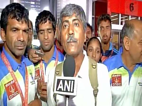 बधिर खिलाड़ियों का स्वागत करने नहीं पहुंचा कोई सरकारी अधिकारी, एयरपोर्ट से घर नहीं गए खिलाड़ी बधिर खिलाड़ियों का स्वागत करने नहीं पहुंचा कोई सरकारी अधिकारी, एयरपोर्ट से घर नहीं गए खिलाड़ी