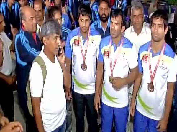 बधिर खिलाड़ियों का स्वागत करने नहीं पहुंचा कोई सरकारी अधिकारी, एयरपोर्ट से घर नहीं गए खिलाड़ी बधिर खिलाड़ियों का स्वागत करने नहीं पहुंचा कोई सरकारी अधिकारी, एयरपोर्ट से घर नहीं गए खिलाड़ी