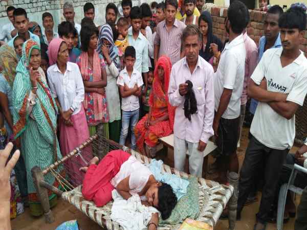 महिलाओं के बाद अब पुरुषों का नंबर, मंदिर के पुजारी की काटी चोटी