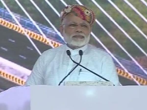 LIVE: राजस्थान में पीएम मोदी ने लोगों से कहा 'खंबा घड़ी', लगे मोदी-मोदी के नारे