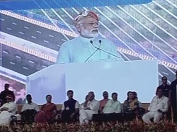 LIVE: पीएम मोदी ने 15 हजार करोड़ रुपए की 11 बड़ी योजनाओं को किया शुरू