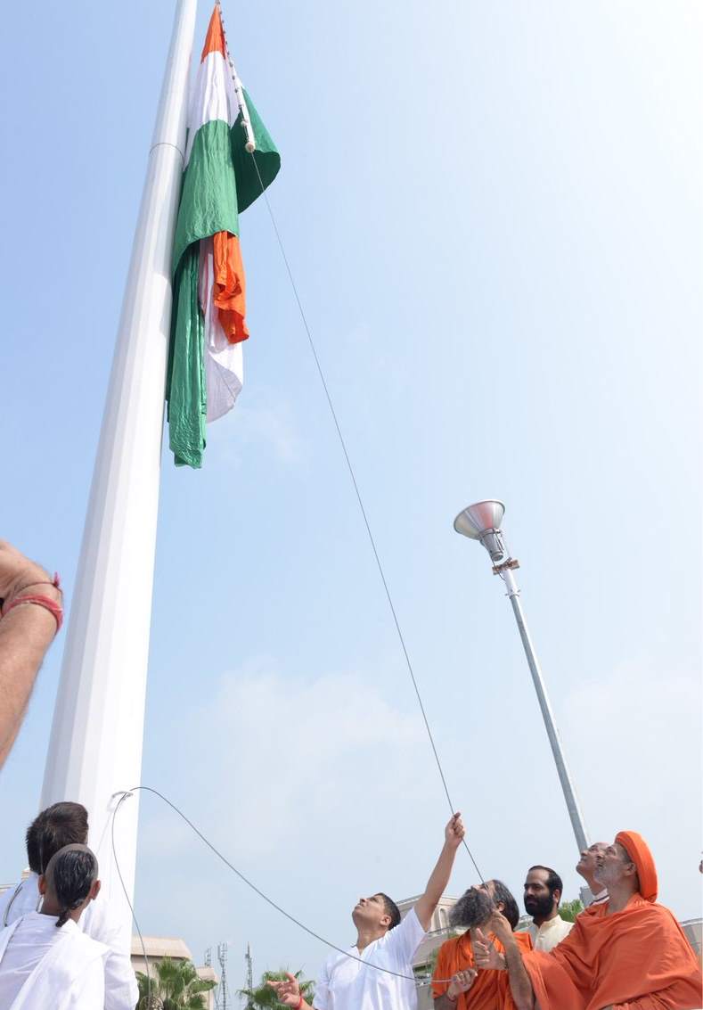 20,000 लोगों की मौजूदगी में ध्वजारोहण कर हरिद्वार में बाबा रामदेव ने रचा इतिहास