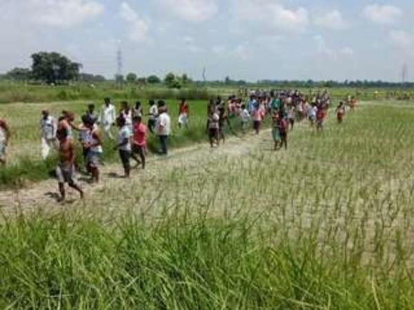 PICs: पुलिस से भागा आरोपी गांव वालों के हाथ मारा गया बहुत बुरा PICs: पुलिस से भागा आरोपी गांव वालों के हाथ मारा गया बहुत बुरा