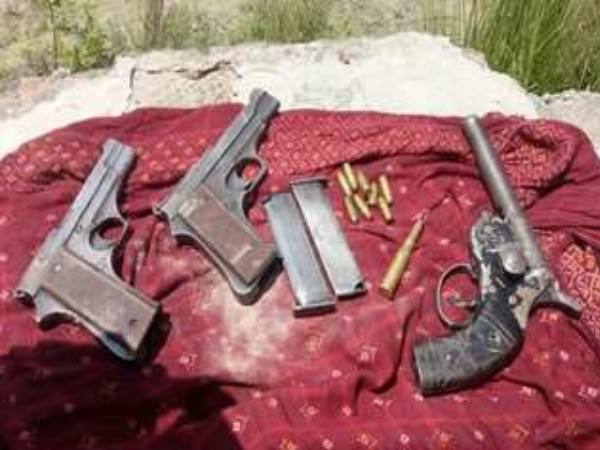 PICs: पुलिस से भागा आरोपी गांव वालों के हाथ मारा गया बहुत बुरा PICs: पुलिस से भागा आरोपी गांव वालों के हाथ मारा गया बहुत बुरा