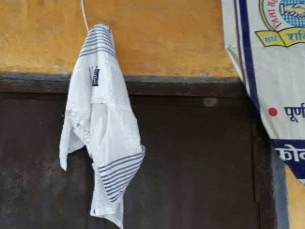 आखिरकार चोरों ने बैंक के बाहर क्यों टांग दिए ये दो रंग के रुमाल...?