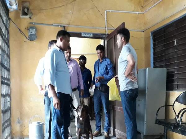 आखिरकार चोरों ने बैंक के बाहर क्यों टांग दिए ये दो रंग के रुमाल...?