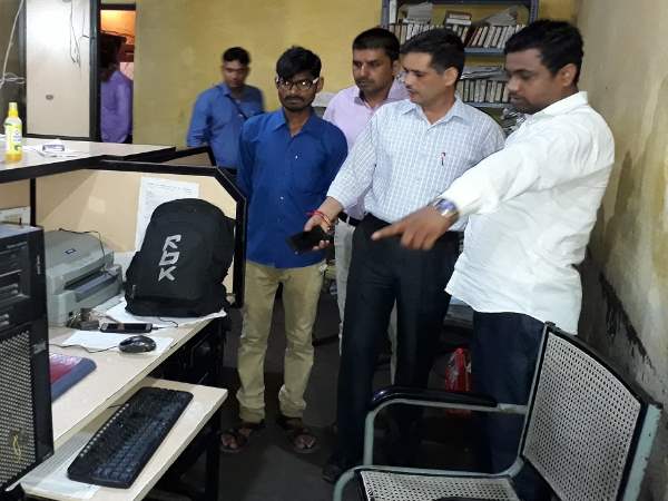 आखिरकार चोरों ने बैंक के बाहर क्यों टांग दिए ये दो रंग के रुमाल...?