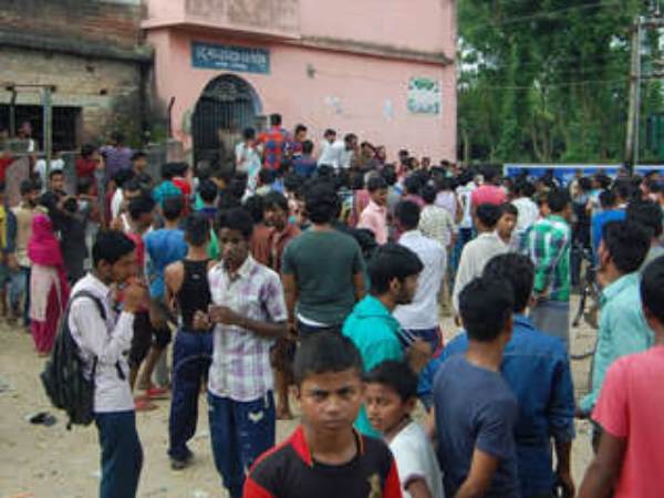 PICs: बायोलॉजी पढ़ाते-पढ़ाते लड़कियों के जिस्म पर अश्लील प्रेक्टिकल करने लगते थे मास्टर साहब...