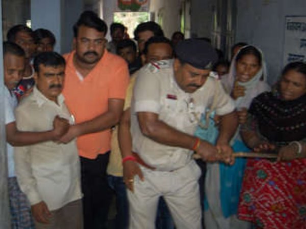 PICs: बायोलॉजी पढ़ाते-पढ़ाते लड़कियों के जिस्म पर अश्लील प्रेक्टिकल करने लगते थे मास्टर साहब...