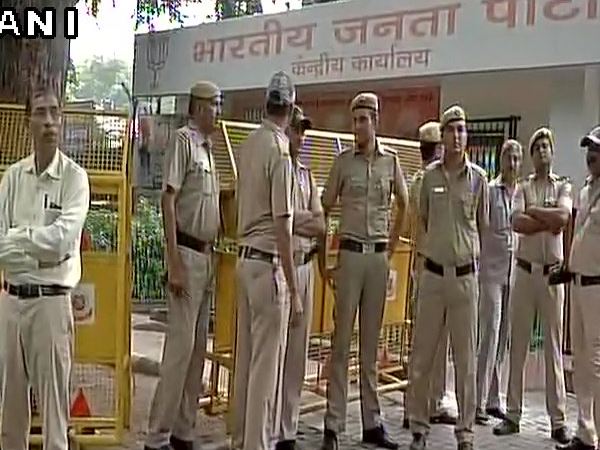 LIVE: राम रहीम के गुंडो का उपद्रव, 13 की मौत ,दिल्ली में BJP ऑफिस की सुरक्षा बढ़ाई गई LIVE: राम रहीम के गुंडो का उपद्रव, 13 की मौत ,दिल्ली में BJP ऑफिस की सुरक्षा बढ़ाई गई