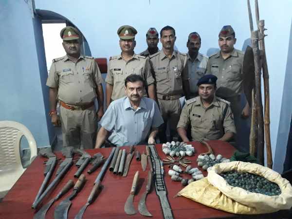 मुजफ्फरनगर: मकान से भारी मात्रा में देशी बम, असलहा बरामद