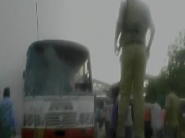 राम रहीम दोषी LIVE: समर्थकों का भारी उपद्रव, 12 की मौत ,दिल्ली में 2 DTC बसों में आगजनी राम रहीम दोषी LIVE: समर्थकों का भारी उपद्रव, 12 की मौत ,दिल्ली में 2 DTC बसों में आगजनी