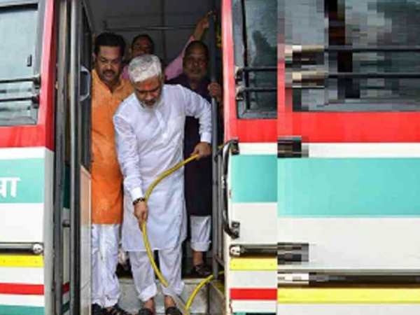 डिपो में बस की सफाई करते देखे गए योगी के मंत्री, देखिए PICS