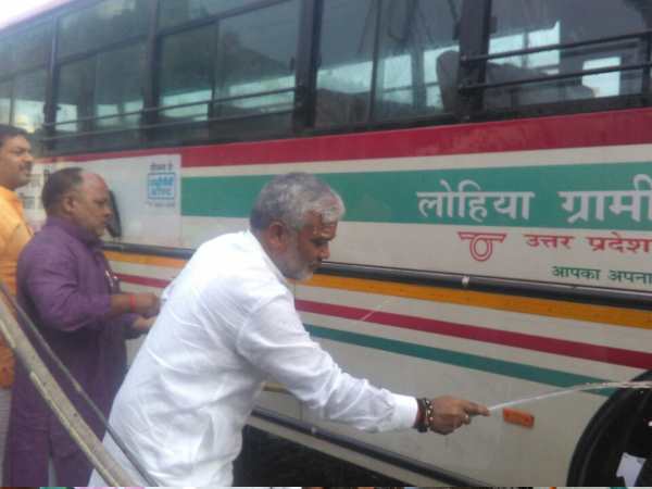 डिपो में बस की सफाई करते देखे गए योगी के मंत्री, देखिए PICS