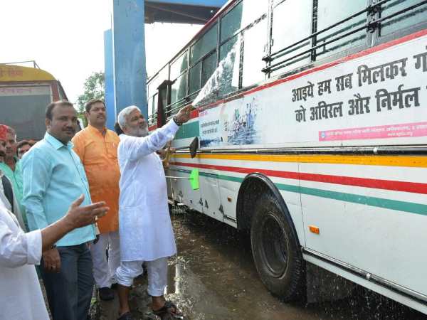 डिपो में बस की सफाई करते देखे गए योगी के मंत्री, देखिए PICS