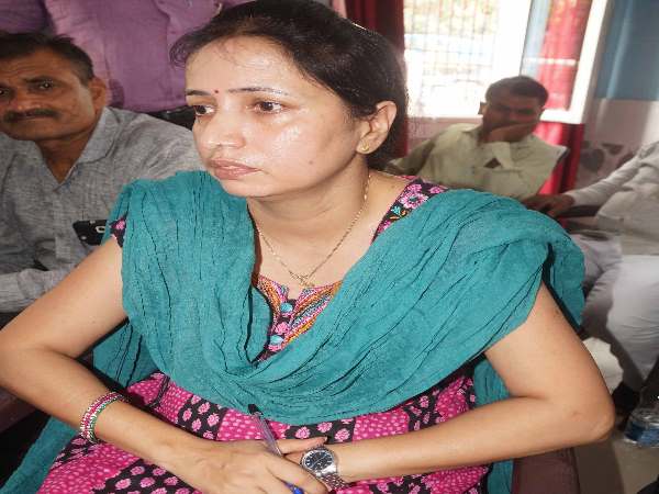 Woman cerk caught in bribery at office