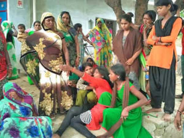 कौशांबी में जलती चिता से पुलिस ने उठवाई लाश, जानिए वजह...