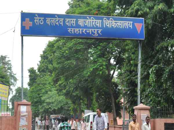 जिला अस्पताल के सामने महिला ने ई रिक्शा में दिया बच्चे को जन्म जिला अस्पताल के सामने महिला ने ई रिक्शा में दिया बच्चे को जन्म